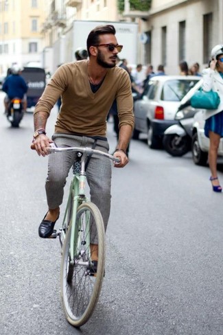 Comment porter un pull beige pour un style chic decontractés quand il fait chaud