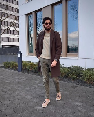 Comment porter un pull beige pour un style chic decontractés quand il fait chaud