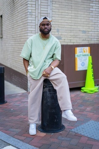 Comment porter un pantalon de jogging beige quand il fait très chaud