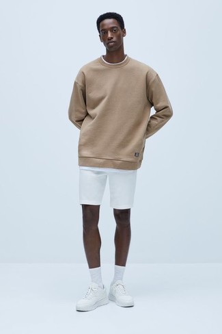 Comment porter un pantalon de jogging beige quand il fait très chaud