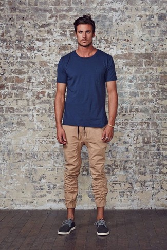 Comment porter un pantalon de jogging beige quand il fait très chaud