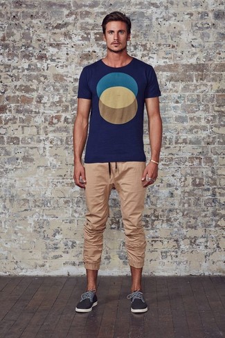 Comment porter un pantalon de jogging beige quand il fait très chaud