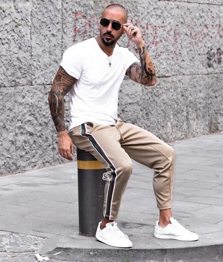 Comment porter un pantalon de jogging beige quand il fait très chaud