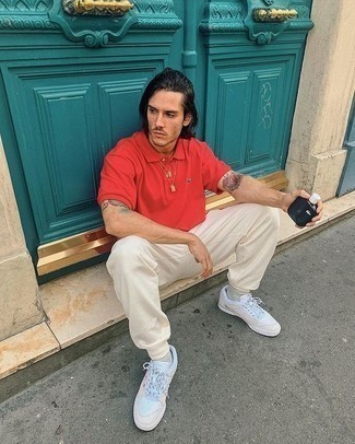 Comment porter un pantalon de jogging beige quand il fait très chaud