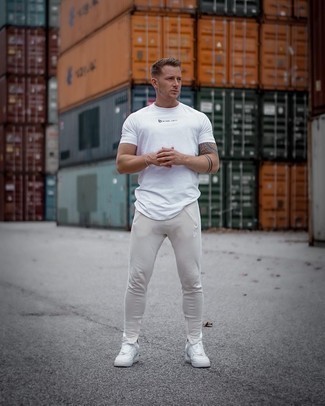 Comment porter un pantalon de jogging beige quand il fait très chaud