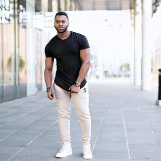 Comment porter un pantalon de jogging beige quand il fait très chaud