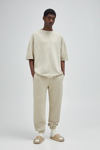 Comment porter un pantalon de jogging beige quand il fait très chaud