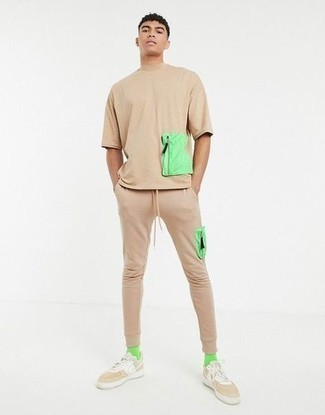 Comment porter un pantalon de jogging beige quand il fait très chaud