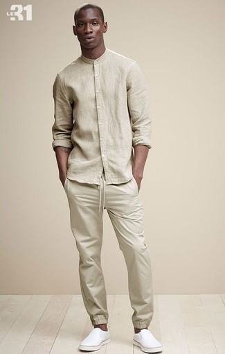 Comment porter un pantalon de jogging beige quand il fait très chaud