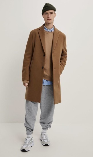Comment porter un sweat-shirt beige quand il fait froid