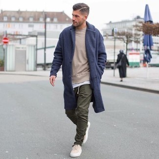 Comment porter un sweat-shirt beige quand il fait froid