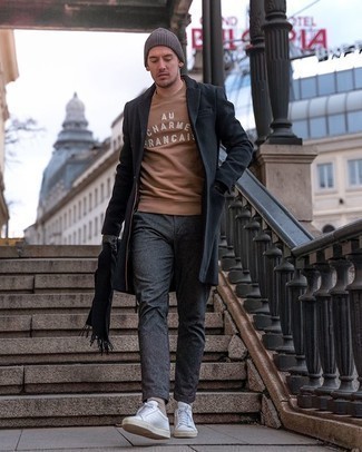 Comment porter un sweat-shirt beige quand il fait froid
