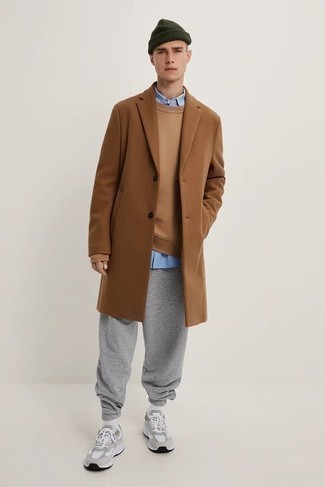 Comment porter un sweat-shirt beige quand il fait froid