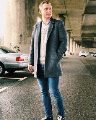 Comment porter un sweat-shirt beige quand il fait froid