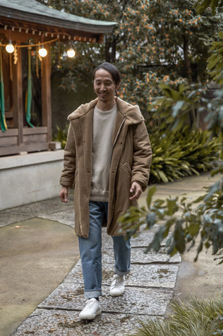 Comment porter un sweat-shirt beige quand il fait froid