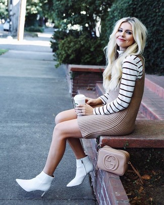 Comment porter une robe débardeur beige