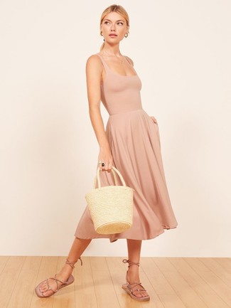 Comment porter une robe débardeur beige