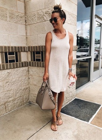 Comment porter une robe débardeur beige