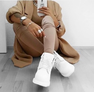 Comment porter un débardeur beige quand il fait frais