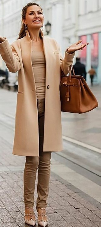 Comment porter un débardeur beige quand il fait frais