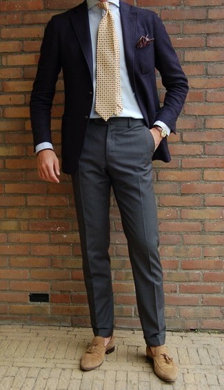 Une chemise de ville à porter avec des mocassins à pampilles beiges