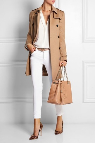 Comment porter un trench beige avec un pantalon slim blanc