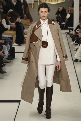 Comment porter un trench beige avec un pantalon slim blanc