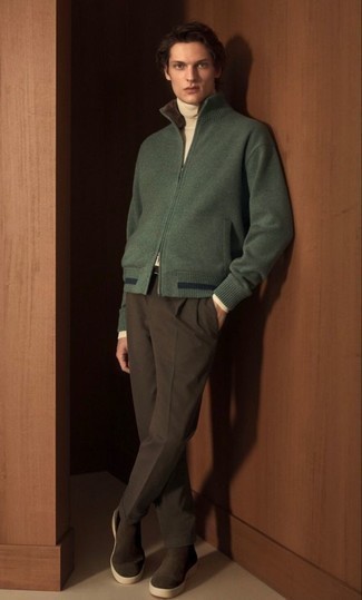 Un pull à fermeture éclair à porter avec un pull à col roulé beige