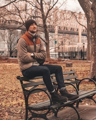 Un pull à fermeture éclair à porter avec un pull à col roulé beige