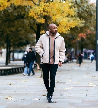 Un pull à fermeture éclair à porter avec un pull à col roulé beige