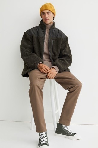 Un pull à fermeture éclair à porter avec un pull à col roulé beige
