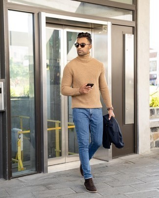 Un pull à fermeture éclair à porter avec un pull à col roulé beige
