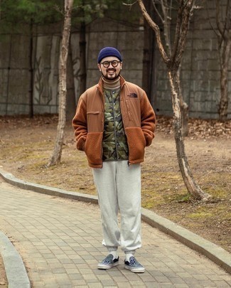 Un pull à fermeture éclair à porter avec un pull à col roulé beige