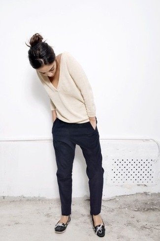 Comment porter un pull à col en v beige