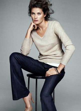 Comment porter un pull à col en v beige