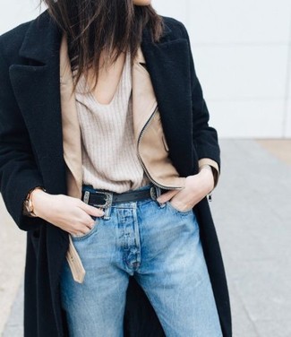 Comment porter un pull à col en v beige