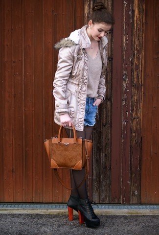 Comment porter un pull à col en v beige