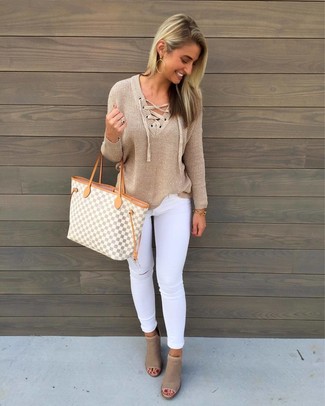 Comment porter un pull à col en v beige pour un style decontractés quand il fait chaud