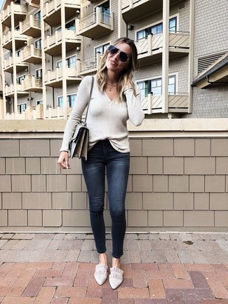 Comment porter un pull à col en v beige