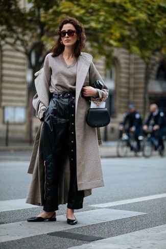 Comment porter un pull à col en v beige