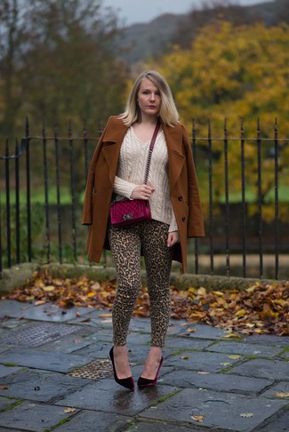 Comment porter un pull à col en v beige