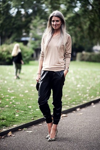 Comment porter un pull à col en v beige