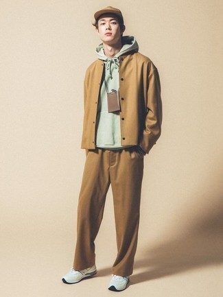 Comment porter une veste universitaire beige