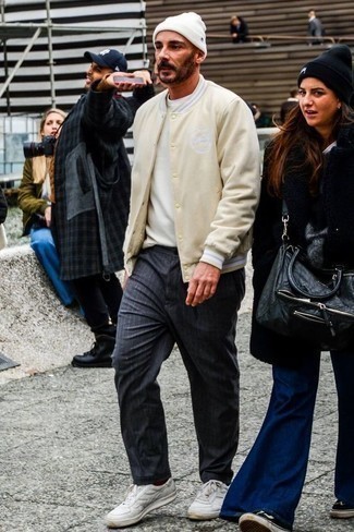 Comment porter une veste universitaire beige