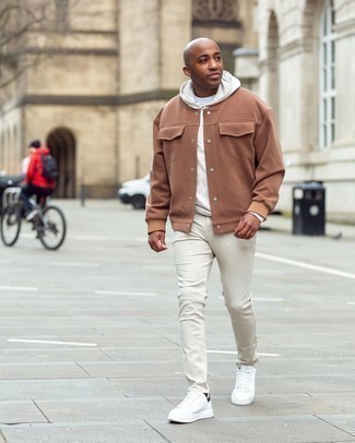 Comment porter une veste universitaire beige