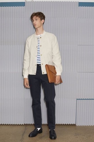 Comment porter une veste universitaire beige