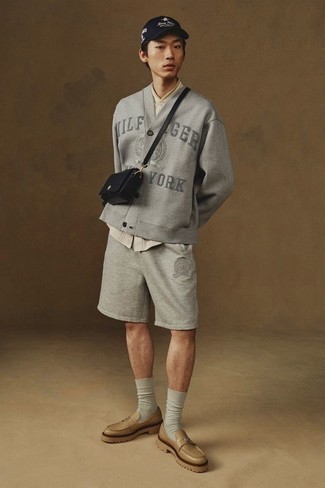 Comment porter une chemise à manches courtes à rayures verticales beige