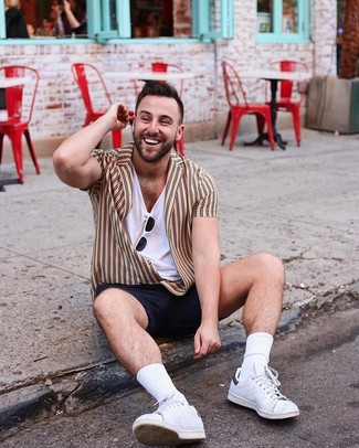 Comment porter une chemise à manches courtes à rayures verticales beige