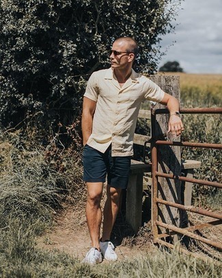 Comment porter une chemise à manches courtes à rayures verticales beige