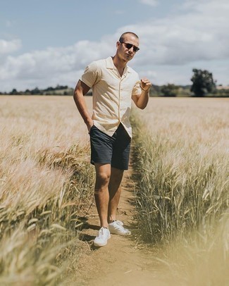 Comment porter une chemise à manches courtes à rayures verticales beige
